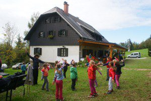 Vrh Šmohorja vam lahko ponudi zavetje in zabavo.