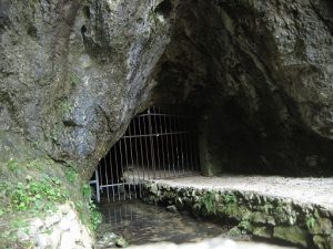 Jama Pekel leži dobre 4 km severno od Šempetra.