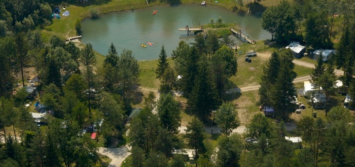 Kamp Menina z jezerom