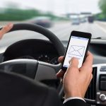 122 kršiteljev dvournega nadzora uporabe mobilnih telefonov med vožnjo