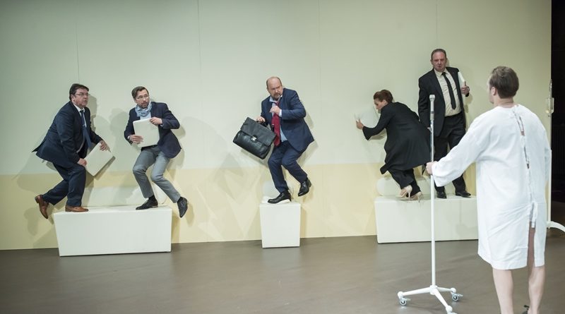 Renato Jenček, Aljoša Koltak, Peter Musevski, Lučka Počkaj, Igor Žužek in Blaž Setnikar v uprizoritvi Pesmi živih mrtvecev avtorja in režiserja Matjaža Zupančiča na odru Prešernovega gledališča Kranj v koprodukciji s SLG Celje, v Kranju, 8. septembra 2017.