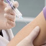V Sloveniji še ni bilo zaznanega strdka, ki bi sovpadal s cepljenjem. Celje in Žalec včeraj med izstopajočimi občinami