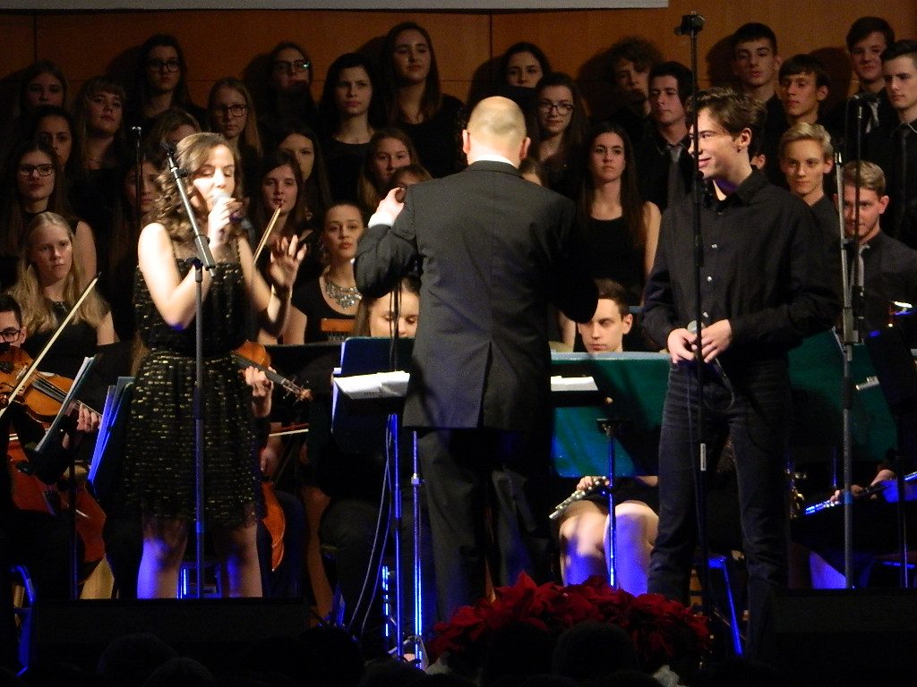 Božično-novoletni koncert I. gimnazije v Celju je minil v znamenju glasbe, smeha in praznične topline.