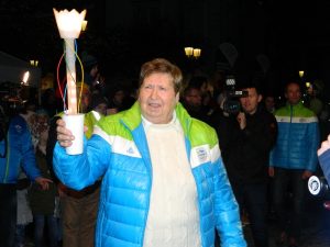 Amalija Belaj-Arbeiter je pospremila Slovensko baklo na oder Glavnega trga v Celju.