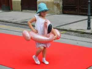 Najmlajši so se povsem vživeli v vlogo malih manekenov in manekenk. 