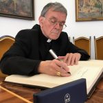 Upokojenega celjskega škofa msgr. dr. Stanislava Lipovška v zahvalo povabili v mestno hišo