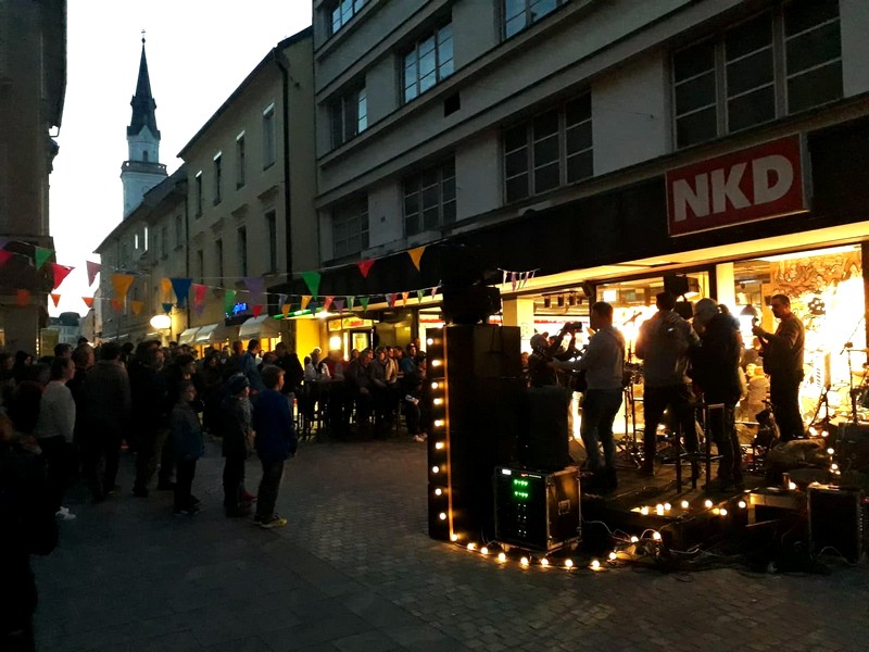 St. Louis Banda je v petek zvečer marsikoga pritegnil med celjske ulice. 