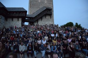 Stari grad Celje je sinoči pokal po šivih. 