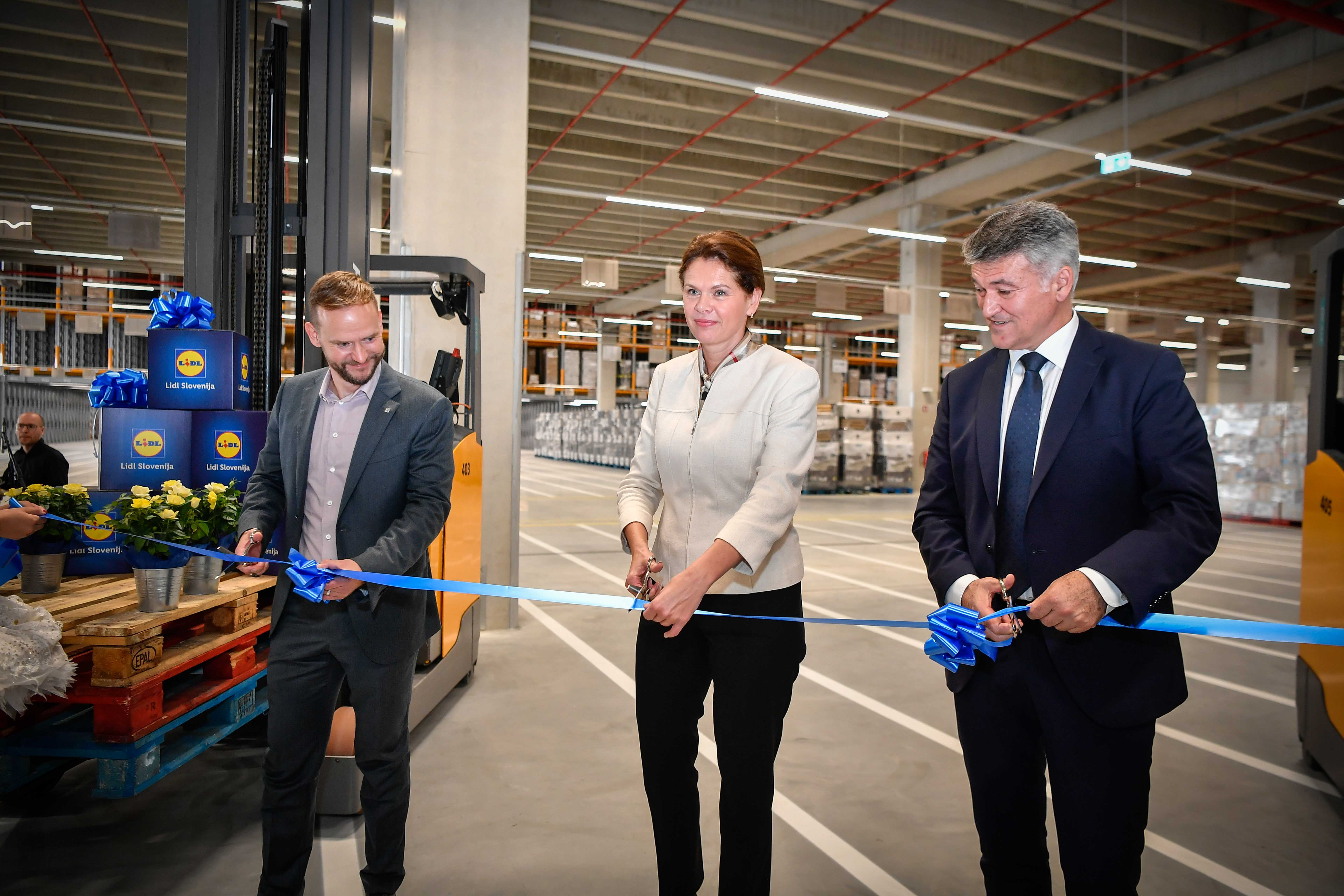 Nov Lidlov Logisticni Center V Zalcu Je Odprt Foto Taksna Bo Obremenitev Cest Celje Info