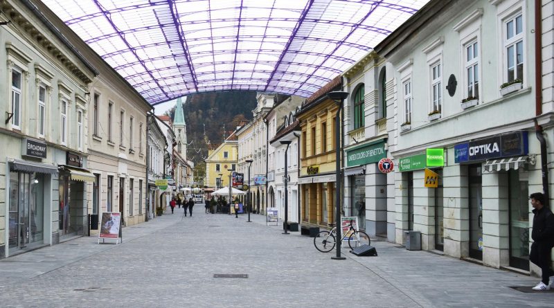 Streha nad Stanetova ulico v Celju (avto Roman Fonda)