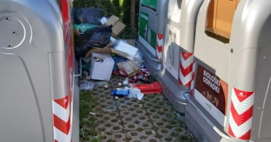 V Dečkovem naselju nekateri še vedno raje smetijo okoli praznih smetnjakov (foto) V Dečkovem naselju nekateri še vedno raje smetijo okoli praznih smetnjakov (foto)
