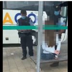Policista vklenila dijakinjo iz Celja, ker se je na avtobusu brez maske nedostojno vedla do potnikov