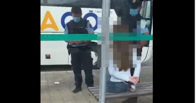Policista vklenila dijakinjo iz Celja, ker se je na avtobusu brez maske nedostojno vedla do potnikov Policista vklenila dijakinjo iz Celja, ker se je na avtobusu brez maske nedostojno vedla do potnikov