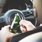 Voznica vijugala po avtocesti z 2,8 promili alkohola v krvi. Pijani voznik v Slovenj Gradcu skušal trčiti v policiste