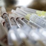 Poživitveni odmerek cepiva proti covidu-19 zaenkrat ni predviden. Zdravniška zbornica: cepiva niso eksperimentalna zdravila