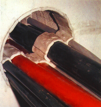 Ognjevarno tesnjenje - fotografija intumescentne mase, ki je nameščena kot čep odprtine za prehajanje kabla