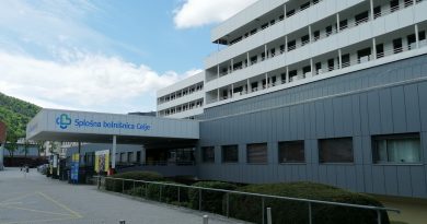Umrl še drugi od zamenjanih pacientov. Ministrstvo zaradi malomarnega zdravljenja in nevestnega dela v službi ovadilo neznane storilce Umrl še drugi od zamenjanih pacientov. Ministrstvo zaradi malomarnega zdravljenja in nevestnega dela v službi ovadilo neznane storilce