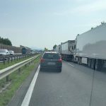 V prometni nesreči na avtocesti pri Dramljah umrl 51-letni voznik tovornjaka