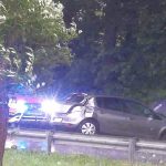 V prometnih nesrečah poškodovani dve osebi, na vozilo padlo drevo