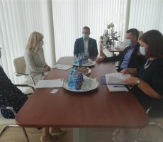 Minister Dikaucic se je v Celju sestal tamkajšnjim notarjem Aleksandrom Mrazom, ponedeljkove obiske pa so s sodelavci zakljucili na Okrožnem državnem tožilstv