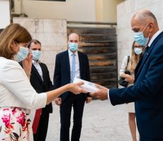 Predsednik vlade Janša se je po pogovorih s celjskim škofom srečal z vodstvom Celjske Mohorjeve družbe, ki v letošnjem letu praznuje 170letnico delovanja