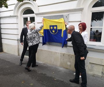 podžupanja Breda Arnšek. odkritje spominske plošče