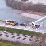 Gorelo osebno vozilo, zaradi hudih poškodb pri delu s helikopterjem prepeljan v UKC Ljubljana