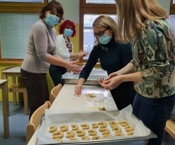 Misija Človek – v akciji so številni prostovoljci starejšim predajali pakete, ki so vsebovali tudi piškote. Uspelo jim je obdariti 130 starejših (foto: OŠ Lava)