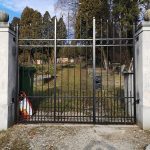 Pokopališče Golovec z obnovljenimi vhodnimi vrati ter urejeno okolico že kaže lepšo podobo (foto)
