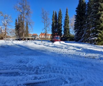 Teptalnik za sneg opravlja svoje delo v zasneženem Mestnem parku Celje (foto: Celje.info)