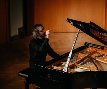 V organizaciji Hiše kulture Celje je pred razprodano veliko dvorano Celjskega doma nastopil pianist Alexander Gadjiev (foto: Robi Valenti)
