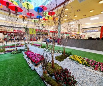 Cvetni aranžmaji in pisani dežniki ustvarjajo vesel pomladni ambient v nakupovalnem središču (foto: Citycenter Celje)