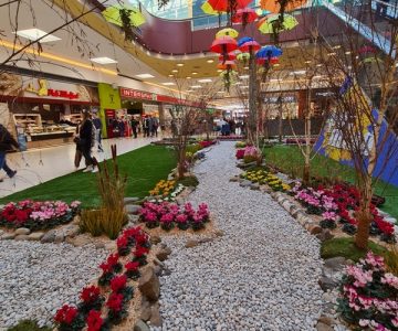 Cvetni aranžmaji in pisani dežniki ustvarjajo vesel pomladni ambient v nakupovalnem središču (foto: Citycenter Celje)