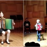 Mladi harmonikarji občinstvu predstavili nabor ljudskih pesmi v različnih preoblekah