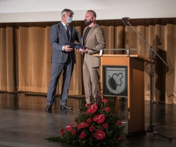 Andrej Žgank ob prejemu plakete (foto: Bina Plaznik)