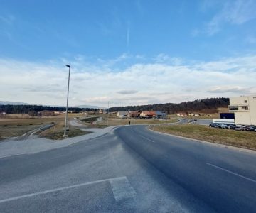 Levo območje, po katerem si krajani želijo, da poteka povezovalna cesta proti Galiciji oz. Gorici. Desno obstoječa cesta, ob kateri naj bi bila zgrajena nova povezovalna cesta.