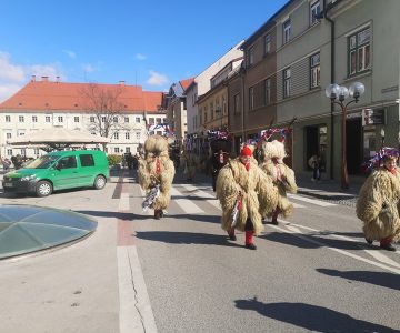 Kurenti na ulicah Celja (foto: MOC)