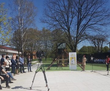 Podžupanja Mestne občine Celje Breda Arnšek je z ministrom za okolje in prostor mag. Andrejem Vizjakom in ravnateljico Vrtca Anice Černejeve Vanjo Krašovic slovesno odprla sanirano otroško igrišče pri enoti Luna (foto: MOC)