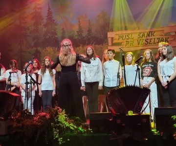 Pevci Mladinskega zbora na dogodku radia Veseljak Pojemo slovenske narodne pesmi v Golovcu…