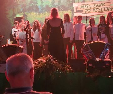 Pevci Mladinskega zbora na dogodku radia Veseljak Pojemo slovenske narodne pesmi v Golovcu…