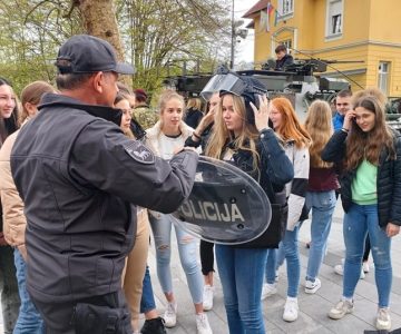 Predstavitev javnih služb pred I. gimnazijo v Celju (6)