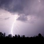 Zaradi prihajajočih neviht za sever in vzhod države razglašen rumeni alarm