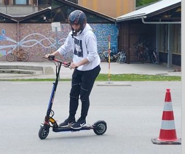 »Poletje bo – zato z glavo na e-skiro!« (foto: PU Celje)