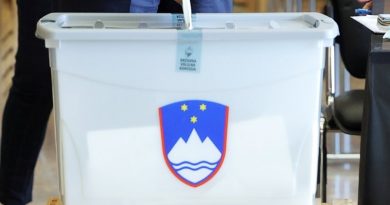 Rezultati referendumov 2022: vsi trije vladni zakoni potrjeni Rezultati referendumov 2022: vsi trije vladni zakoni potrjeni