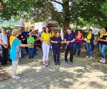 Otvoritev obnovljenega Lions parka slepih so izvedli Lions guverner Nino Maletič, Lions conska predsednica Šefi Videčnik in ravnateljica Višje strokovne šole Nada Natek