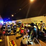 ‘Golo rebro 2022’: Nesreča tovornega, kombiniranega in več osebnih vozil v predoru Golo rebro (foto)