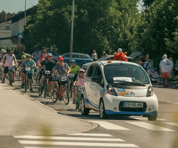 NA KOLO 2022-  na junior trasi je za varnost poleg policije in rediteljev poskrbel tudi ECE s spremljajočimi vozili