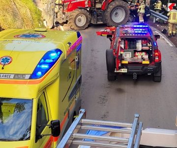 Trčenje traktorja in osebnega vozila (foto PGD Slovenske Konjice) (1)