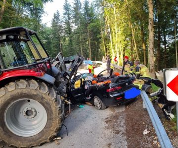 Trčenje traktorja in osebnega vozila (foto PGD Slovenske Konjice) (2)
