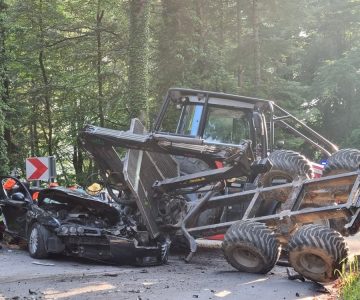 Trčenje traktorja in osebnega vozila (foto PGD Slovenske Konjice) (3)